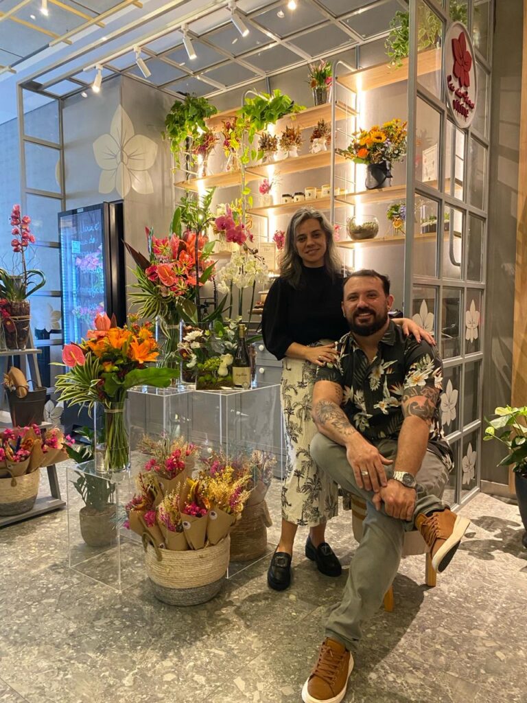 rafa e manu na inauguração da cia das flores vitrine